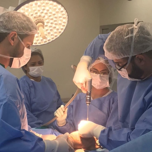 Dr. Arthur Henrique em cirurgia do ombro com a equipe